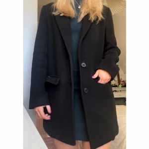 Kappa - Säljer denna svarta kappa för den aldrig kommer till användning 😌😌 Storleken är M men ganska liten så skulle säga XS-S❤️