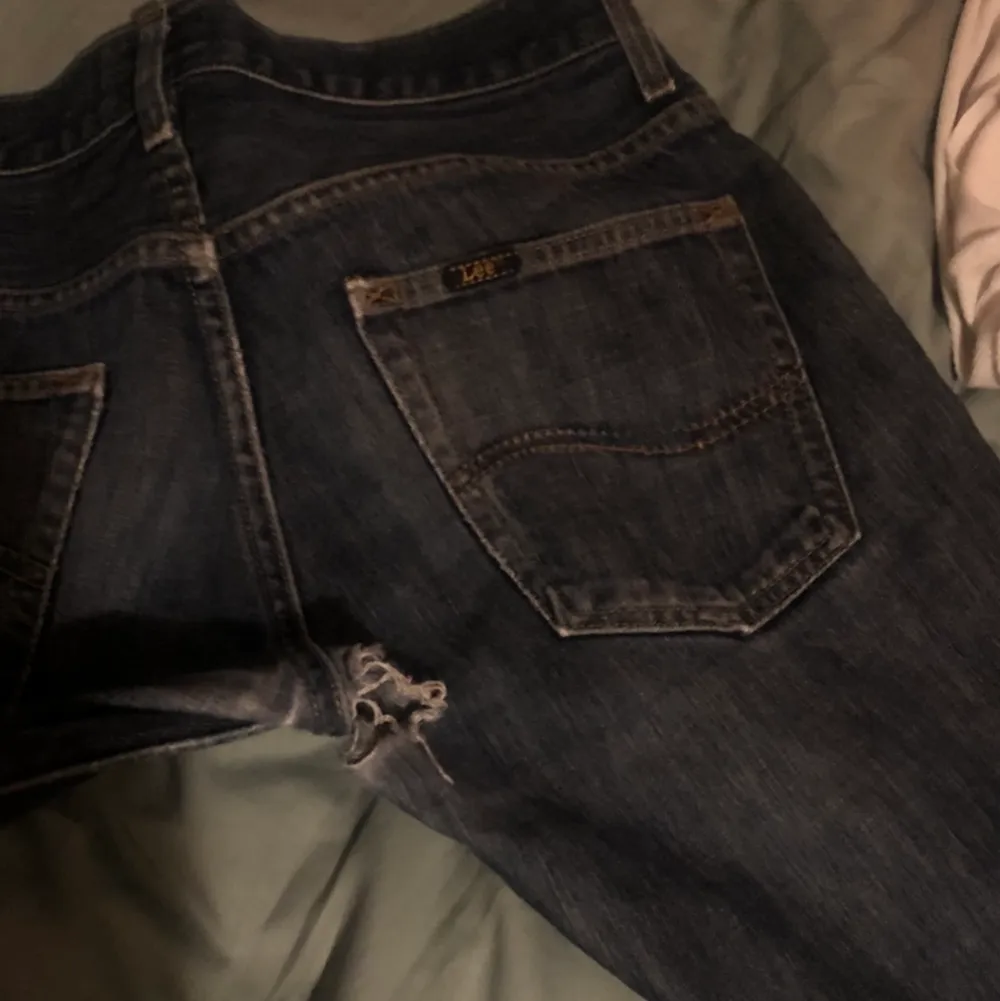 Säljer mina coola jeans från Lee. Skulle säga att de passar nån som är under 170 bäst i längden! Som ni kan se på tredje bilden har de ett hål bak, skriv privat om ni vill ha tydligare bilder! Annars är de så snygga tycker jag❤️‍🔥. Jeans & Byxor.