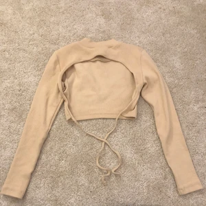 PLT topp med öppen rygg S - Croptop med öppen rygg från PLT, strl S