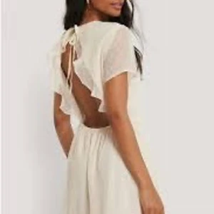 Studentklänning - Söker!!!!!Någon som har denna klänningen i s, 34-36? 