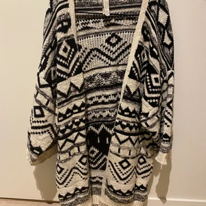 Stickad tröja från Pull & bear  - Fin stickad tröja från pull & bear med fransar. Fint skick. Storlek M men skulle säga att den funkar för de flesta storlekar då det är en oversized modell. 
