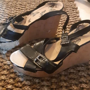 Svarta somnar klackar - Fina svarta fina svarta sommar klackar. Högklackade skor säljer för att det blir för små.