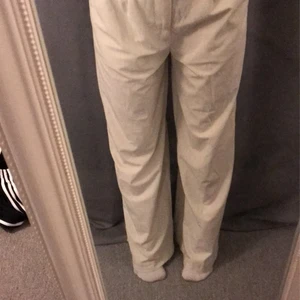 Byxor från shein  - Säljer mina kostym liknande byxor då dom är förstora och aldrig kommer till användning, har användt dom någon enstaka gång. Dom är i XS men är dock väldigt långa i benen. 100kr+frakt