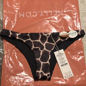 Bikiniunderdel från Nelly - Bikiniunderdel som är slutsåld från Nelly i strl S men är mer som en XS.  Säljer pga att den är för liten. Alla lappar samt hygienplast sitter kvar. 