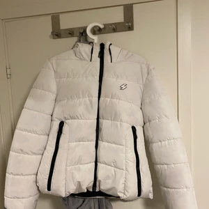 Superdry jacka - Hej! Säljer min superdry jacka då jag insett att en vit inte passar mig. Den har inga fläckar förutom vid halsen då det syns svagt av sminkrester men den är tvättad. Köpt för 750kr säljer för 400. strl M