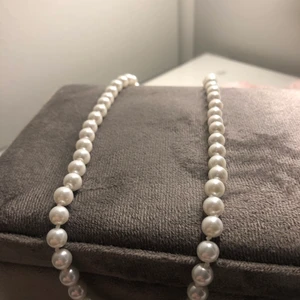 Pärlhalsband  - Säljer detta pärlhalsband då det aldrig kommer till användning. Superfint att matcha med andra halsband då det är en lite kortare variant men fortfarande superfin. Köparen står för frakten!💗
