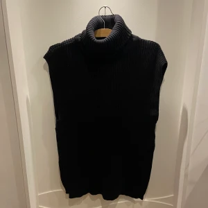 Väst  - Supermysigt väst från Gina Tricot ☺️ aldrig använt! 