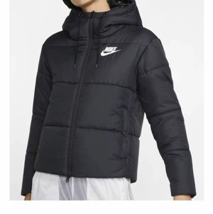 Nike jacka  - hej! säljer nu min svarta Nike jacka eftersom att jag inte använder den. Den är i bra skick och är i storlek s💕 300+ frakt 