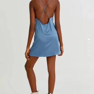 Satin klänning  - Säljer nu denna fina satin klänning då den aldrig kommit till användning. Helt ny så den är i gått skick. Bara skriva för mer info 