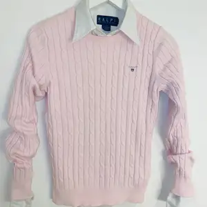  NY SKICK 💫 Klassisk flätstickad GANT, light rosa storlek S. (Vit skjorta medföljer ej) 