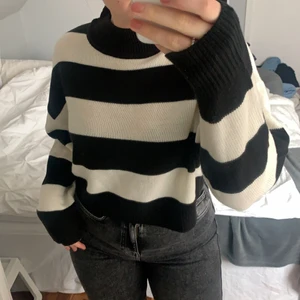 Randig tröja - Randig tröja från HM, använd bara en gång så fint skick, väldigt mjuk och lätt, passar s-m beroende på vilken passform man vill ha