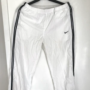 Nike Trackpants Byxor - Supernajs trackpants från Nike. Helt intakta utan skador/fläckar. Nertill finns en dragkedja som gör dem utsvängda (de är helt straight passform). Skriv för fler bilder eller frågor!  OBS! Samma plagg som finns längre ner på min sida men bara ny annons!