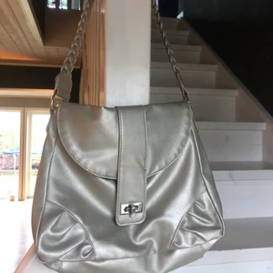 Väska - Jag säljer nu denna väska som jag köpt second hand. Den är i väldigt bra skick och är snygg och fräsch! Köparen står för frakten💕