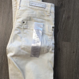 Jeans stl s men känns mer som xs - Nya oanvända jeans med lapp kvar, stl small men jag tycker de är lite mer xs. Färgen är gräddvit med ett pärlemor lätt skimmer av guld ⚜️ Passformen är smal, stuprör. 