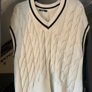 Stickad väst - Använt ett fårtal gånger. Jätte skön men inte min stil :)