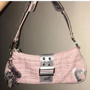 Guess väska - En äkta handväska från märket guess. Y2k stil jättesöt aldrig använd. Som ny 🥰