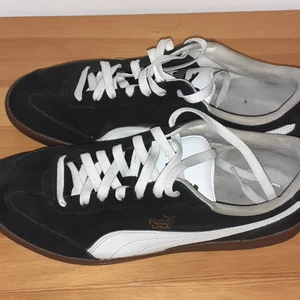 Puma skor 42.5 - Säljer min puma skor som är bra använda. Passar bra på jeans. Köpte för 700.