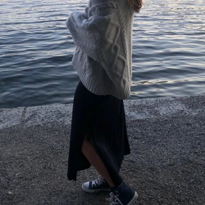 Zara tröja - Intressekoll. 💖 En jättemysig tröja som sitter oversized på mig som har S/M. Så fin att ha till sommaren 🌸 i bra skick. 