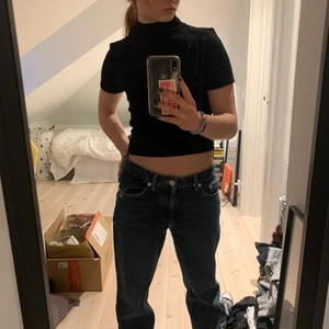 Stickad t-shirt zara - Säljer denna så fina svarta stickade t-shirten från zara i strl xs! Använd fåtal gånger så väldigt bra skick! Kan mötas upp i Stockholm eller så står köpare för frakt😊