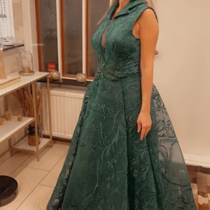 Klänning  - Jag vill sälja två klänningar dem e använda bara en gång jag köpte den denna månaden inte så länge jag vill sälja den för att jag ingen plats att lägga dem. Dem e helt nya. Vi kan diskutera om priset. Size S-M