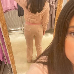 Rosa juicy sätt använd 3 gånger  - Rosa juicy sätt använd 3 gånger storlek xs i byxan och M i koftan men koftan sitter mer som en S  inga defekter som ny köpt för 2100kr kvitto finns säljer för 1850kr skriv privat för fler bilder hade även kunnat sälja separat men då får man skriva sitt bud till mig och om man vill ha byxan eller koftan