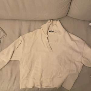 Vit/ beige långärmad tröja från Gina storlek M . Lite oversize. Finns ej i sortiment längre 