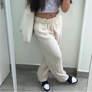 Linnebyxor från hm - Säljer mina slutsålda linnebyxor från hm! Först till kvarn gäller, endast använd ett fåtal gånger. Köparen står för frakten 📦 💞Som ni ser är de långa på mig eftersom jag vikt upp de och jag är 156 så de passar även folk som är längre!