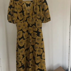 Blommig klänning  - Blommig klänning 