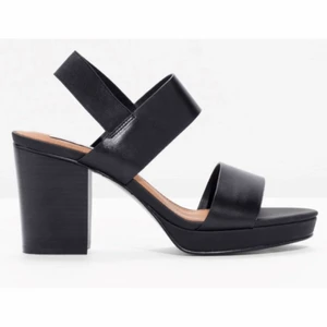 Klackskor, & Other Stories, 37 - Svarta klackar med elastisk rem i hälen. Sjukt sköna! Liten lätt platå och mjuka i foten. I fint skick, men använda såklart! Köpt liknande så dessa får gå vidare. ☺️ Nypris ca 700:- Kan mötas i Stockholm eller skicka mot fraktkostnad! ✨🌸✨