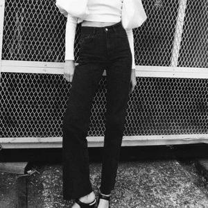 FULL LENGHT svarta flare - (Inte samma som första bilden, tagits bort från sortimentet!) Jättefina, har använt 2 ggr men tyvärr för tighta i midjan. Superfint skick! ❤️