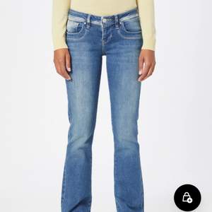 Superfina lågmidjade bootcut jeans från LTB, köpta på zalando! W26 L32 nypris runt 600/700 har jag för mig💕 säljer för 300+frakt💕
