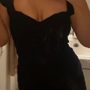 Oanvänd klänning  - Suuupersnygg klänning från Nelly. Snören på sidorna för att justera längden på klänningen, fin uringning och sitter som en smäck! Rynkad i bak och ifram, så man får väldigt fin rumpa! Har tyvärr aldrig fått användning för den då jag knappt använder klänning tyvärr.