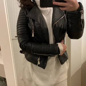Skinnjacka  - Kända skinnjackan som inte längre kommer till användning.   Har dock hål innanför jackan och under armhålan . Skriv för bilder. Jackan passar mig som vanligtvis är s/ m