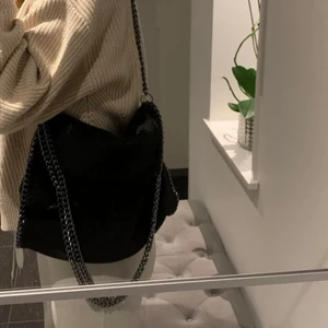 Intressekoll Väska  - Intressekoll på Stella mccartney inspirerad väska! Säljer endast vid bra bud💓 obs förra ägarens bilder. Inte äkta!!  