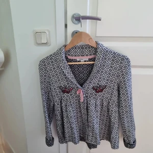 Barnkläder - 1 - kofta strl 158/164                                                  2 - sommarklänning strl 158/164                                3 - onesize poncho                                                        Alla plagg 20 kr/st