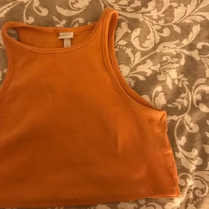 Linne ❤️‍🔥 - Säljer denna coola skönhet!! ❤️‍🔥❤️‍🔥 riktigt fint linne inför sommaren!!! Endast använt några fåtal gånger!! Strl M men är för mig ganska kort , jag är (162) cm lång!! Passar strl S också! 