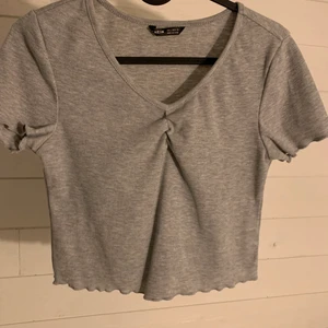 Grå tröja - Grå tröja från shein. Kortärmad och croppad. Säljer en likadan vit. 