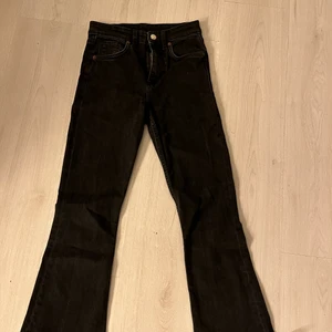 Svarta utsvängda jeans - Svarta utsvängda jeans från Gina tricot använder inte längre