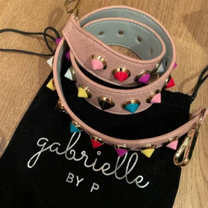 Väskrem Gabrielle by P - Ball väskrem från Gabriel by P💥 Aldrig använd så i nyskick! Nypris är 499, längden är ”standard” enligt hemsidan. Dustbagen igår