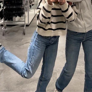 Populära zara straight jeans - Dom populära straight jeansen i 32. (På andra bilden så är byxorna likadana, mina åt vänster) 