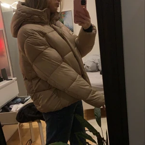 Vinterjacka - Säljer denhär perfekta vinterjackan då jag har köpt en ny. Den är varm och mysig, stor luva. Kan mötas i stockholm eller frakta ;) Jag bär oftast S i kläder så ni ser hur passformen är på mig!