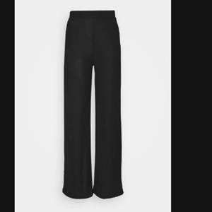 Svarta sköna byxor som är ribbade och vida, från NLY by Nelly. Supersköna, knappt använda. Köpta för 399 kr