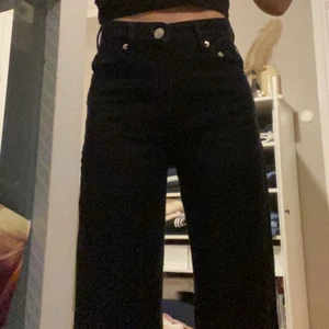Zara jeans - Säljer mina jens ifrån Zara. Använda en gång. Jag är 1,60 och dom är så långa som på bild 2 :) Skriv om du vill ha fler bilder eller om du har någon fråga! Vill helst mötas upp i Linköping men går inte det står köparen för frakt :)
