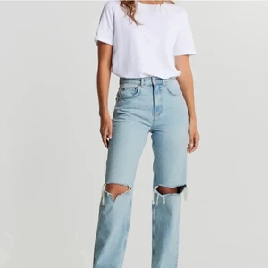 Gina Tricot jeans - jeans i stl 30 från Gina med två hål på knäna. I fint skick