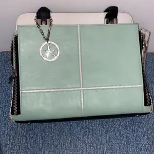 Lyxig mintgrön väska som är limited edition! Köpt i England och är oanvänd. 