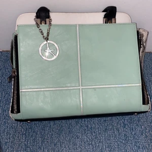 Lyxig mintgrön väska  - Lyxig mintgrön väska som är limited edition! Köpt i England och är oanvänd. 