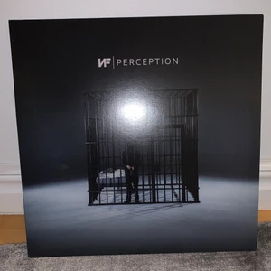 NF ”Perception” vinylskiva - Säljer min ”Perception”-vinyl från NF då den inte spelats så mycket. Innehåller bland annat ”Let You Down” och ”Intro III”. ❗️Obs! Jag säljer även en annan skiva av NF: ”The Search”. De säljs i par för 250kr + frakt eller enskilt för 130kr + frakt❗️
