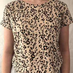 T-shirts  - T-shirts från hm i storlek M. Tröjan är använd men fortfarande fint skick💗                                                                  Köparen står för frakten 