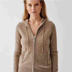 Soft goat - En fin tröja från soft goat! Har en lite defekt nere vid dragkedjan men det syns knappt!💗