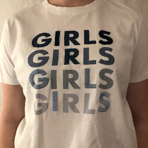 T-shirts  - Vit t-shirts men text fram, storlek XL sitter mer som L-M. Tröja är använd men fortfarande fint skick, inga fläckar och inte noppig💗                                                                                          Köparen står för frakt 